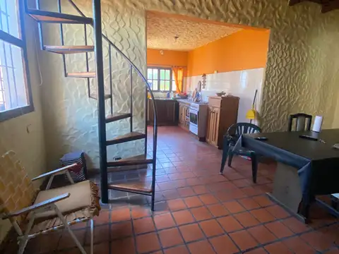 Casa amplia de una planta con altillo