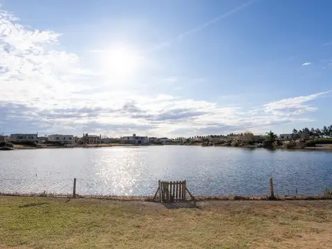 CASA AL LAGO  EN VENTA AREA 5 SAN MATIAS ESCOBAR
