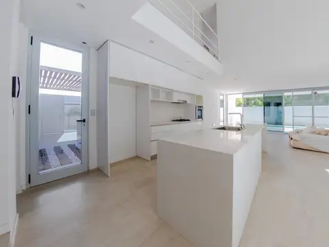 VENTA - CASA DE 3 DORMITORIOS CON PILETA Y COCHERA- FISHERTON BARRIO CERRADO