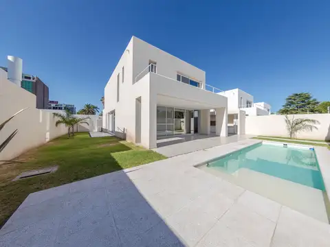 VENTA - CASA DE 3 DORMITORIOS CON PILETA Y COCHERA- FISHERTON BARRIO CERRADO