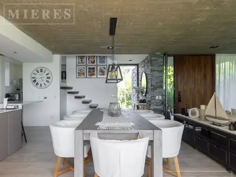 Casa 5 ambientes con 3 baños
