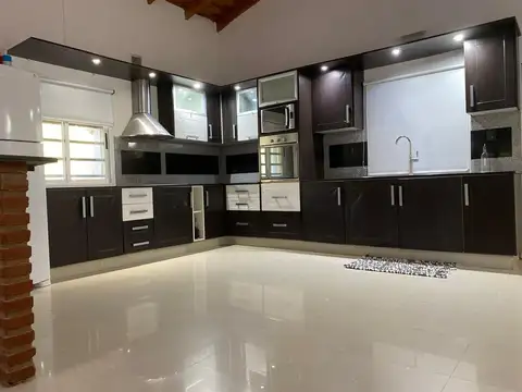 Moderna Casa Con Amplio Lote, Piscina Y Quincho En El Pato