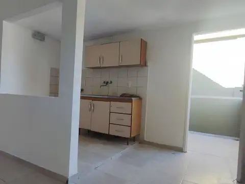 Depto. tipo casa 3 ambientes en 1º piso por escalera.