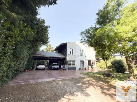 Casas en venta - 5 Dormitorios 6 Baños - Cocheras - 2.600Mts2 - Lisandro Olmos, La Plata