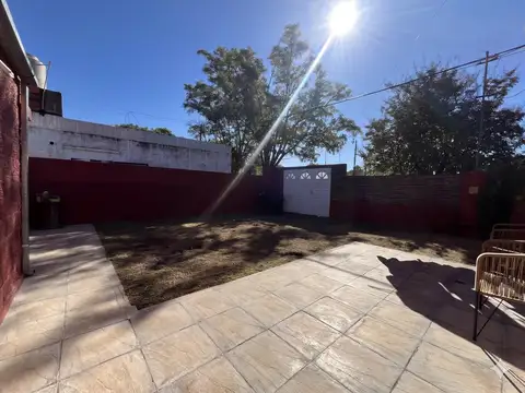 VENTA - Casa de 2 dormitorios con Patio. Carcarañá, Santa Fe, Argentina.