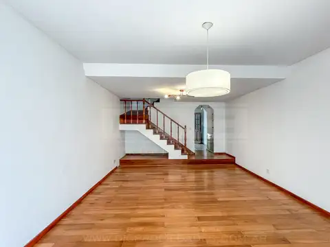 Casa en Alquiler con 1 cochera