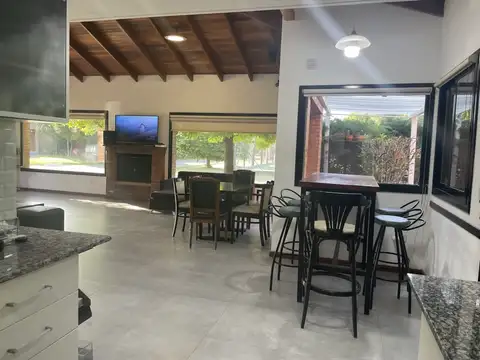 Casa 6 ambientes con 4 baños