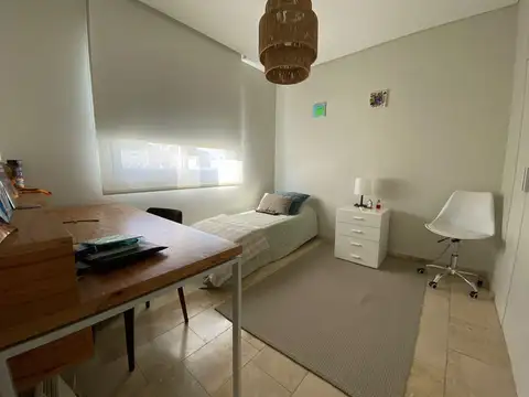 Casa en Alquiler con 2 cocheras