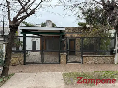 Casa cuatro ambientes con patio y cochera en Villa Maipú - Venta