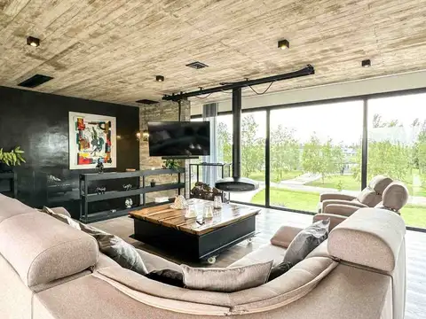 Casa 8 ambientes con 6 baños