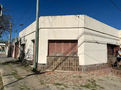 Venta Casa en Esquina Servicios Centrica Comodidades 