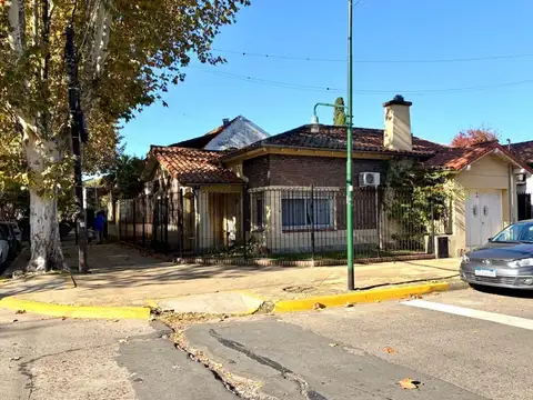 CHALET 1 PLANTA FONDO Y GARAGE - 1 CUADRA DE AV.