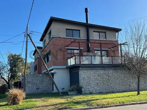 Venta de Tríplex en Esquina – Ubicación Inmejorable en Gonnet (505 y 14)