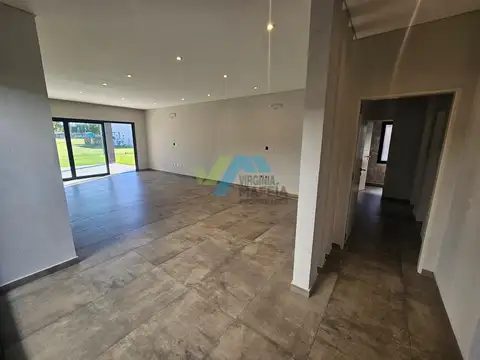 Casa en Alquiler con 2 cocheras
