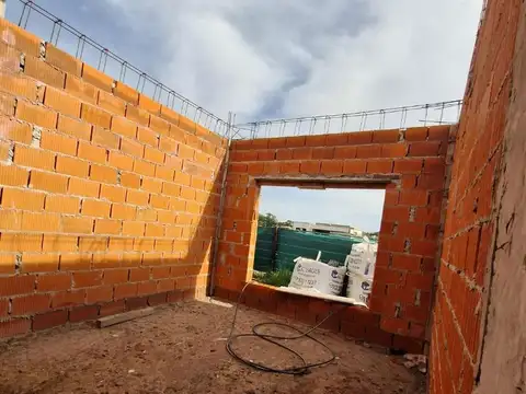 RBS. EN VENTA, DE POZO, CASA EN VILLAGE JOVEN. BELLA VISTA