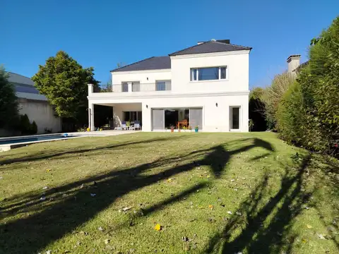 Casa en Alquiler con 4 cocheras