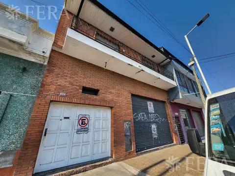 Venta de casa con local y cochera en Wilde