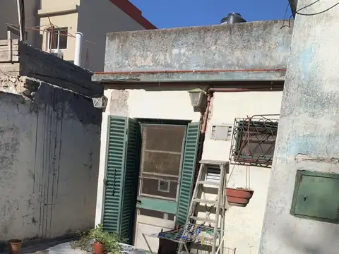 EN VENTA EN CASEROS LOCAL SOBRE LOTE DE 329M2, ESTADO GENERAL A REFACCIONAR - FICHA 5606