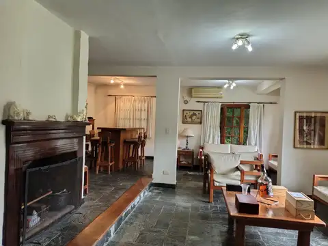 Casa 8 ambientes con 5 baños