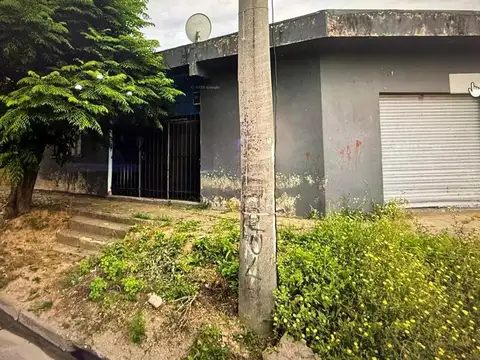 CASA A REFACCIONAR CON LOCAL EN ESQUINA