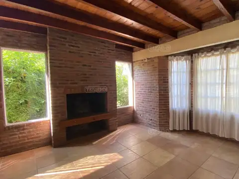 Casa 4 ambientes con 2 baños
