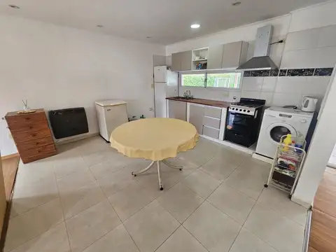 VENTA DE CASA EN EZEIZA CON PILETA Y AMPLIO PARQUE