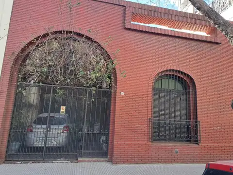 Venta  casa de 4 amb en 2 plantas con cochera, jardín y terr