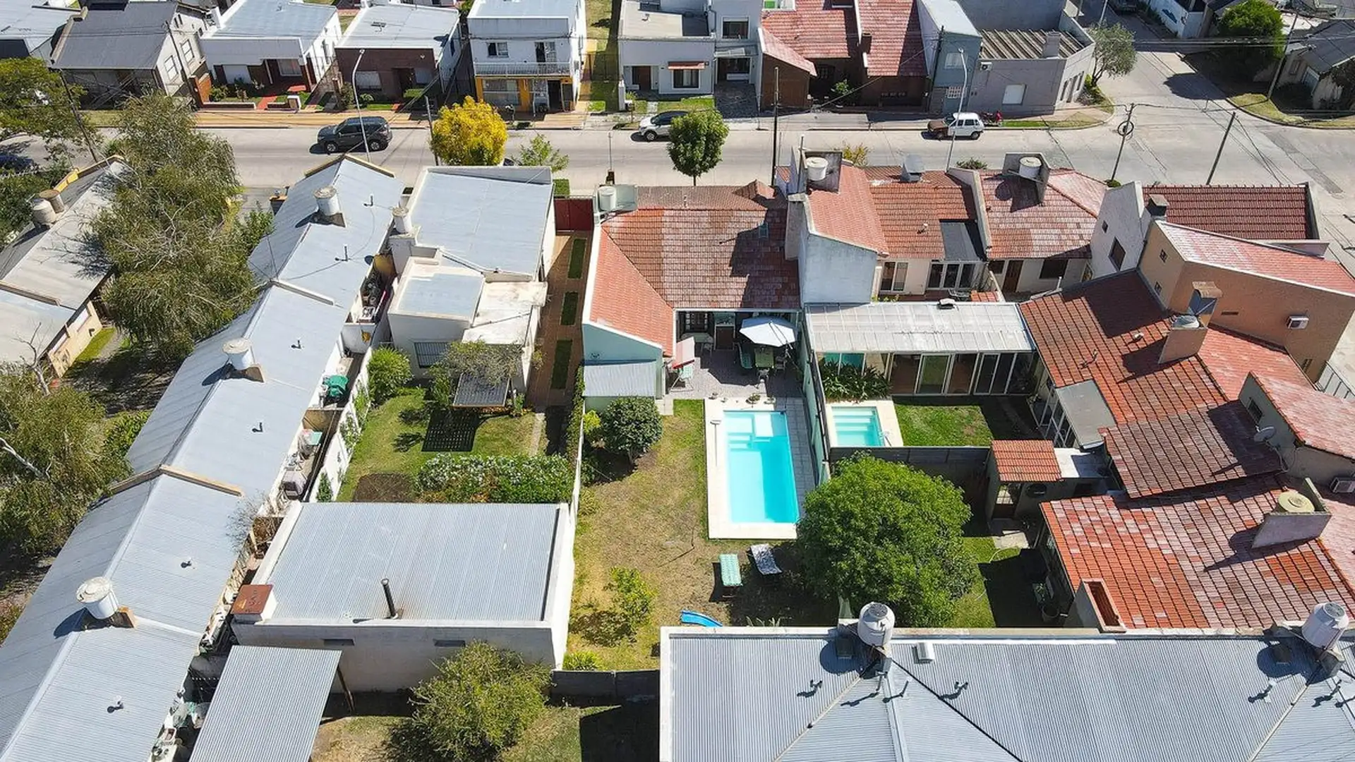 Casa con pileta, parque y dos dormitorios