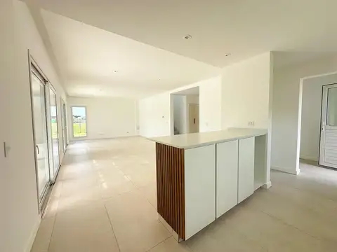 Casa en Alquiler con 1 cochera