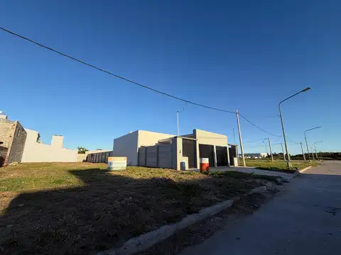 Lote de 304 m2 en barrio Los Arces