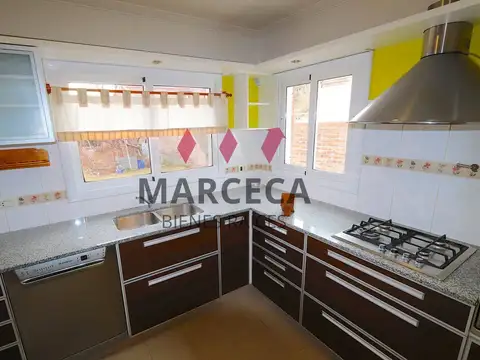 Casa 5 ambientes con 3 baños