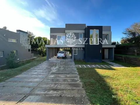 Casa 5 ambientes con 4 baños