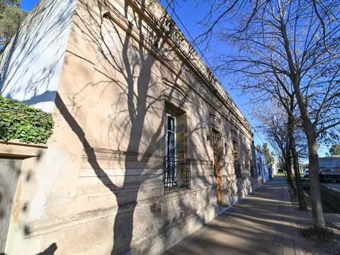 Casa 8 ambientes con 2 baños