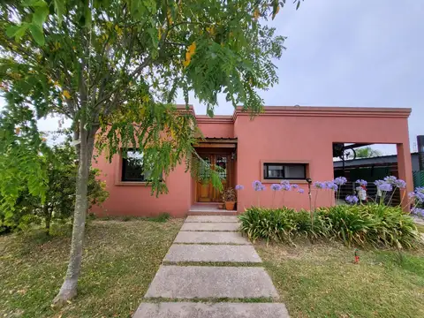 VENTA CASA C/PILETA PARRILLA BARRIO LAGUNA AZUL