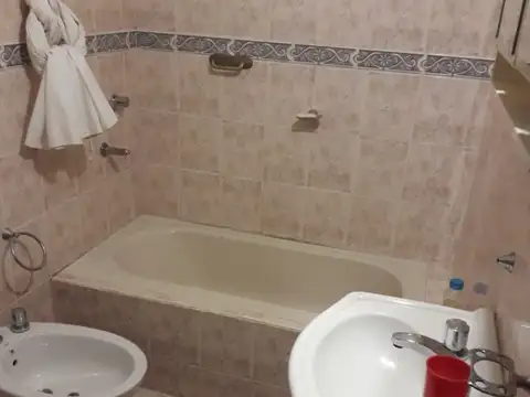 Casa en Alquiler con 3 cocheras