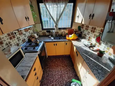 EN VENTA EN EL PALOMAR; CASA EN LOTE PROPIO DE 10X20, DE 3 AMBIENTES; CUENTA CON GARAGE - FICHA 8607