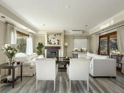 Casa en Venta con 2 cocheras