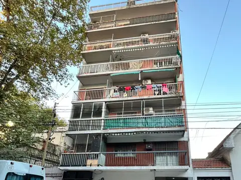 Excelente depto 2 ambientes con balcón corrido.