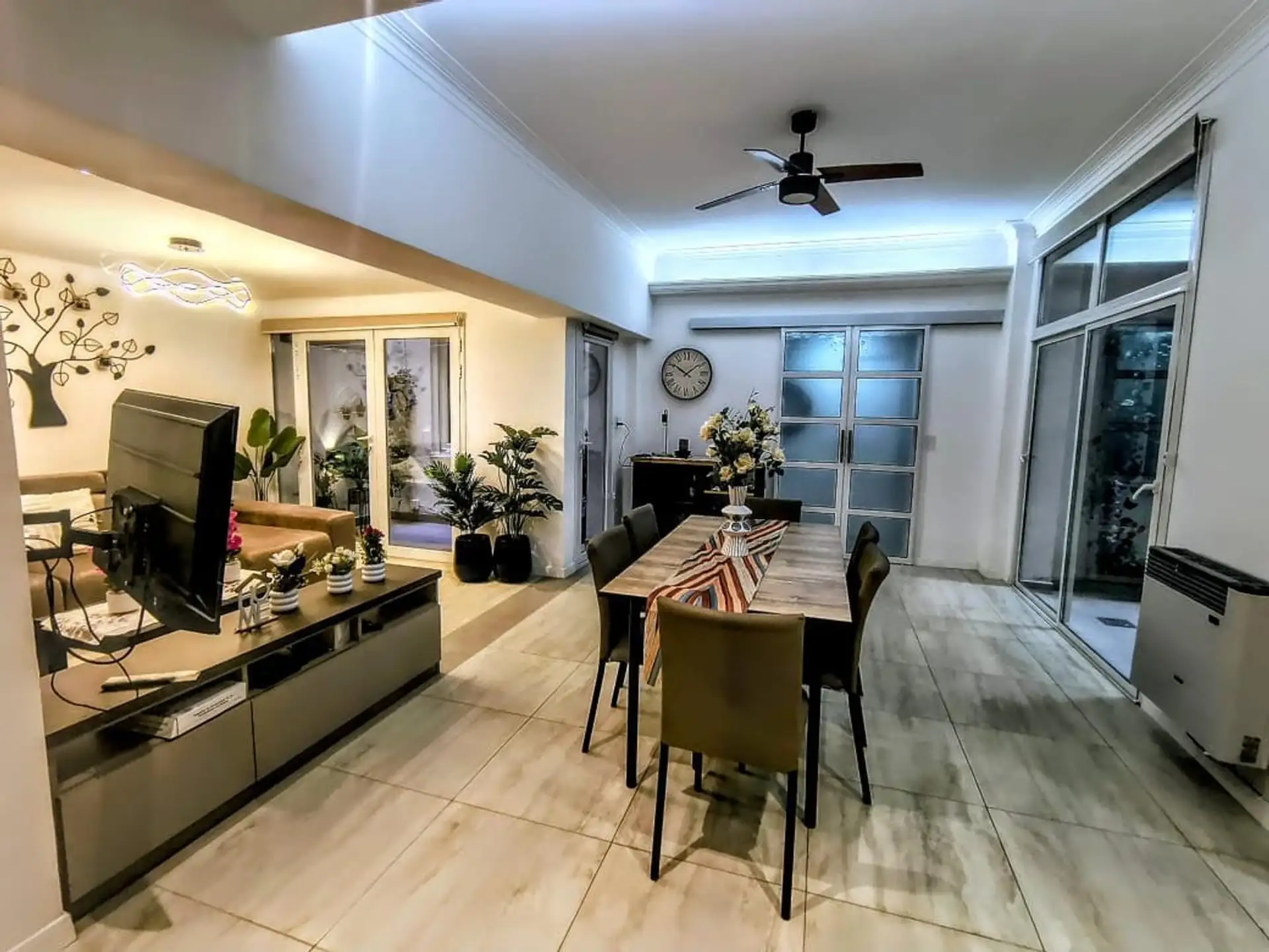 Depto 3 amb en PB con patio chico, 2 dorm y 2 baños — Centro, reciclado a nuevo