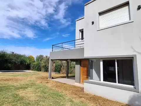 EN ALQUILER - CASA DE DOS DORMITORIOS CON PILETA - FUNES