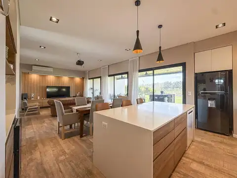 Casa en Venta con 2 cocheras