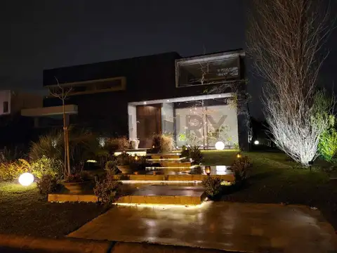 Dean Funes 4000, Piso 0