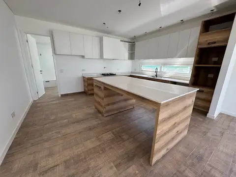 Casa 6 ambientes con 4 baños