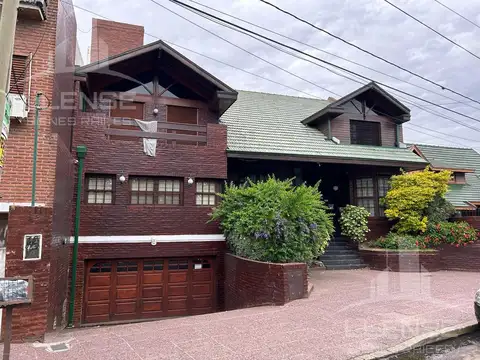 Casa estilo chalet 6 ambientes con jardín y quincho en venta - Bernal
