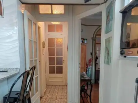 Excelente 3 ambientes de epoca, super luminoso.