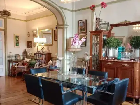 Excelente 3 ambientes de epoca, super luminoso.