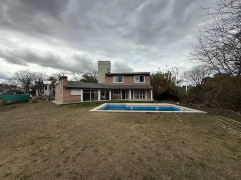 Casa 5 ambientes con 4 baños