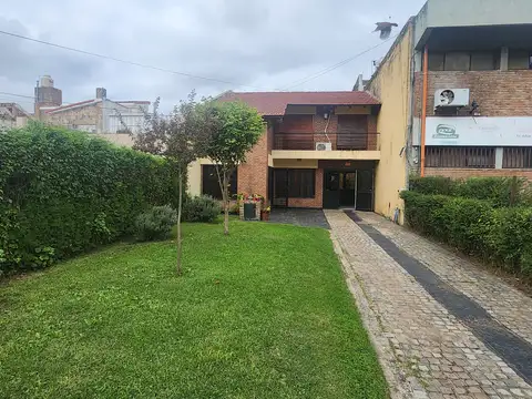 Jardín Al Frente y Fondo de La Casa - Pileta - Galería con Parrillero