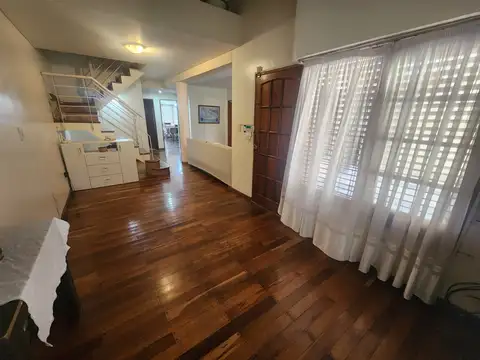Jardín Al Frente y Fondo de La Casa - Pileta - Galería con Parrillero