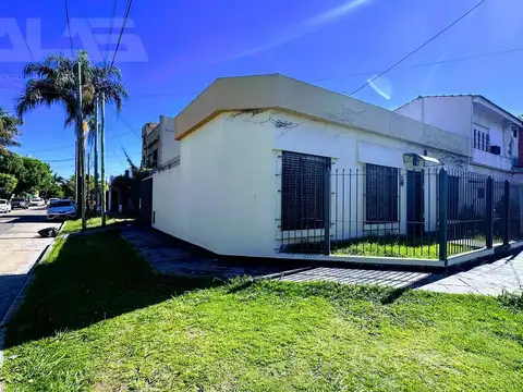 Casa con 3 dormitorios en la mejor zona de Castelar Norte: amplia, luminosa y con patio y terraza
